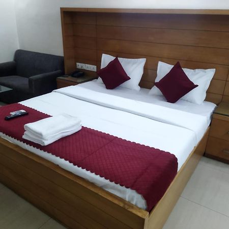 Signature Plaza Hotel Ню Делхи Екстериор снимка