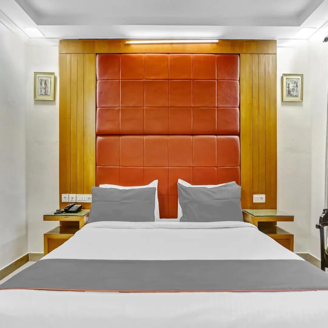 Signature Plaza Hotel Ню Делхи Екстериор снимка